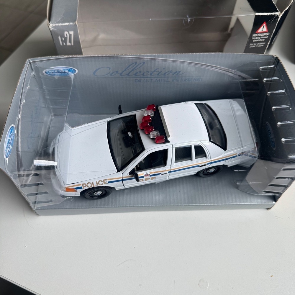 Welly 1:27 1999 Ford Crown Victoria OPP Ontario Provincial Police Car Diecast